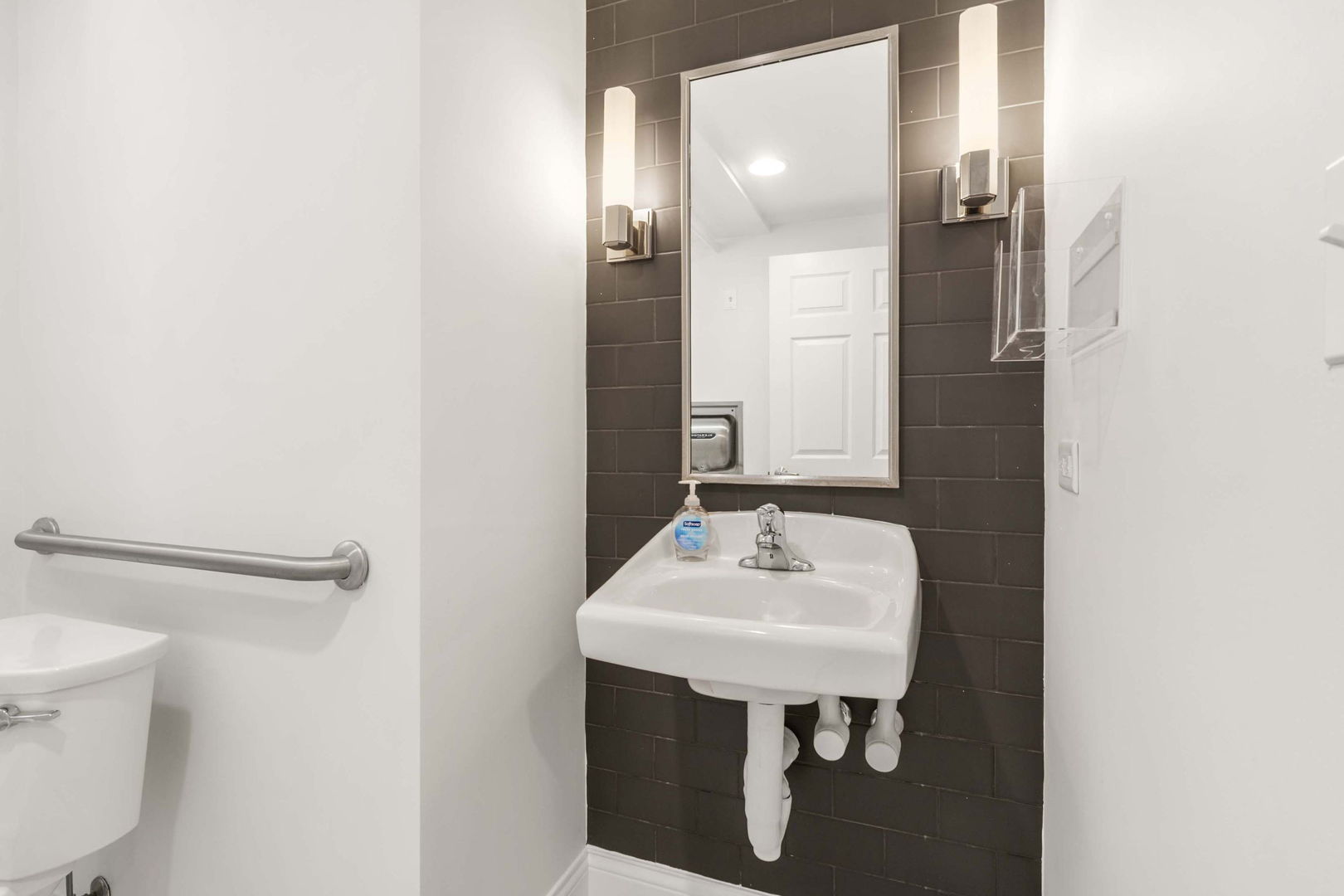 532 W Fullerton Parkway