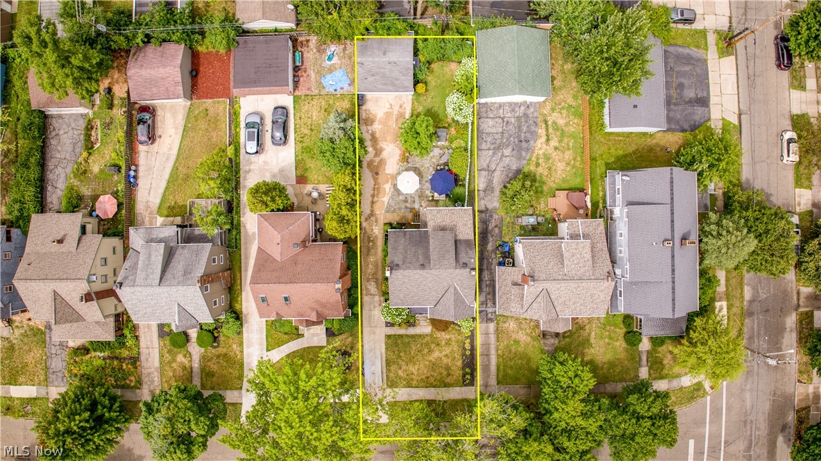 Aerial view of the yellow-outlined Cedarbrook Road property among neighboring homes and tree-lined yards.