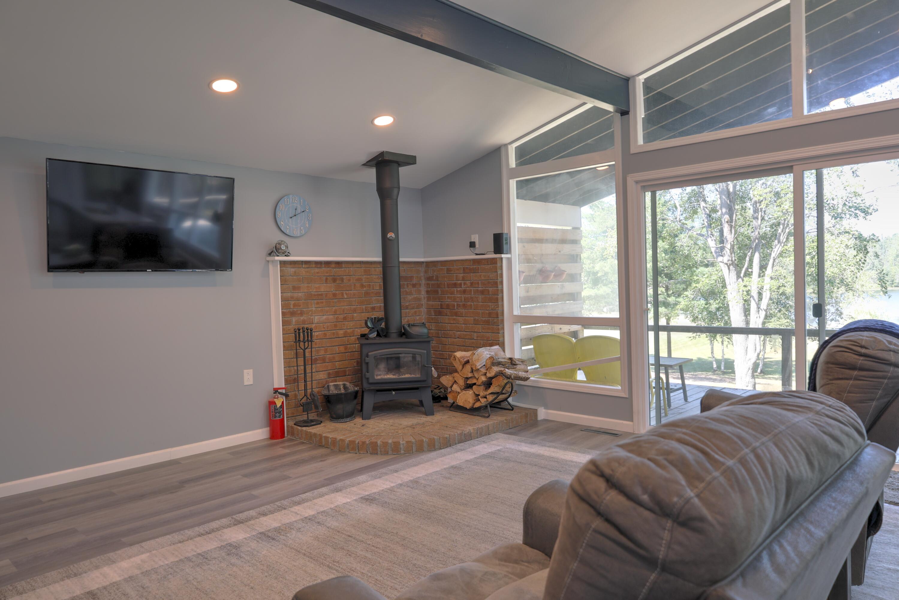 9226 Lakeside Drive