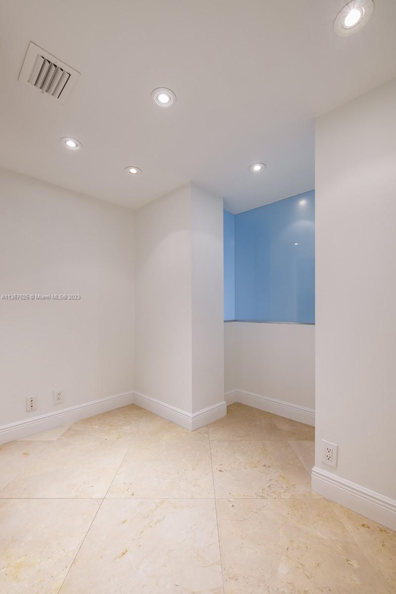 1121 Crandon Blvd # D306