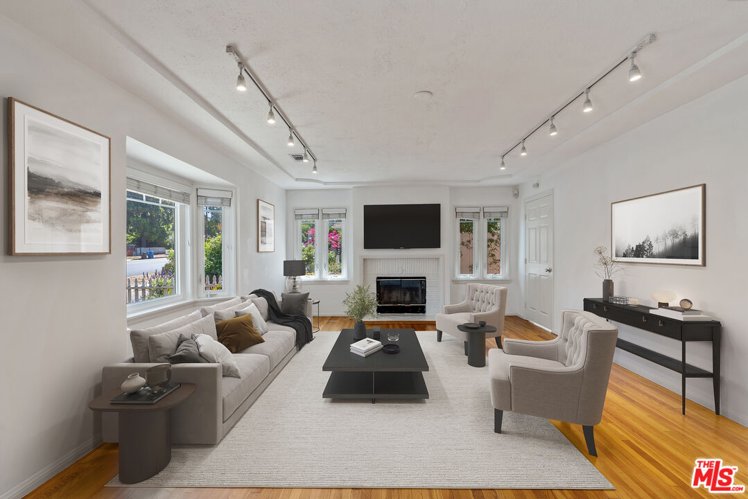 4823 Topanga Canyon Blvd