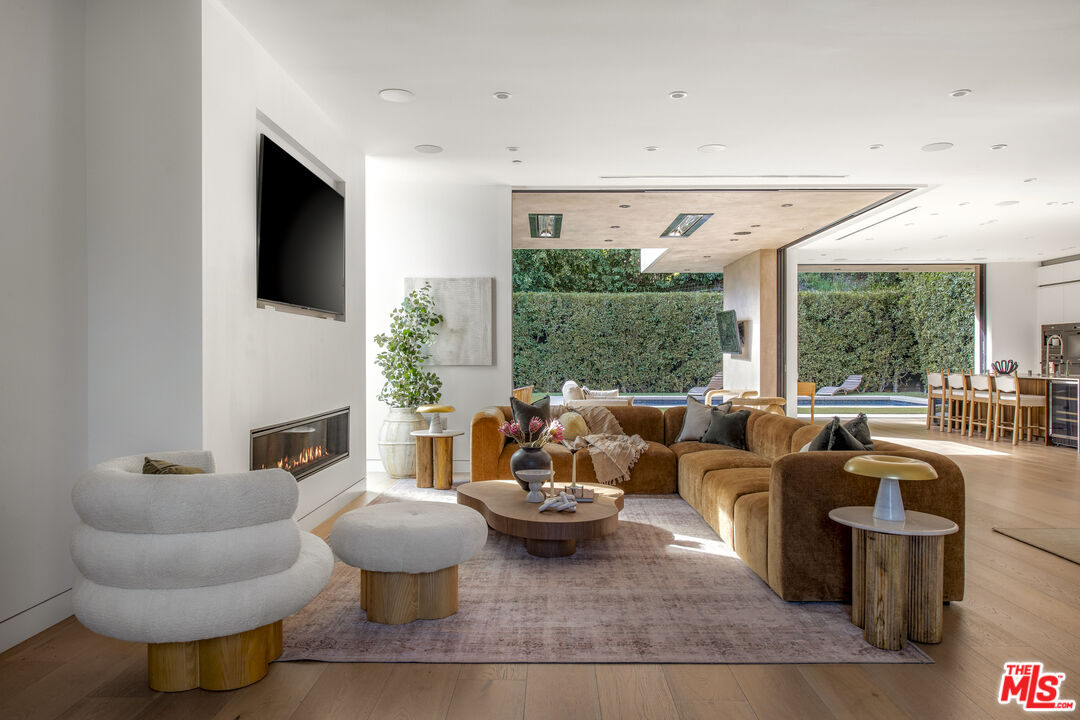 1845 Coldwater Canyon Dr