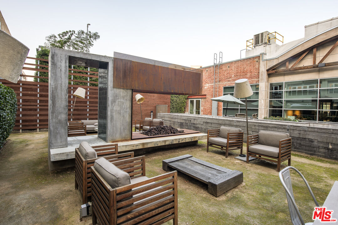 527 Molino St Unit: 202
