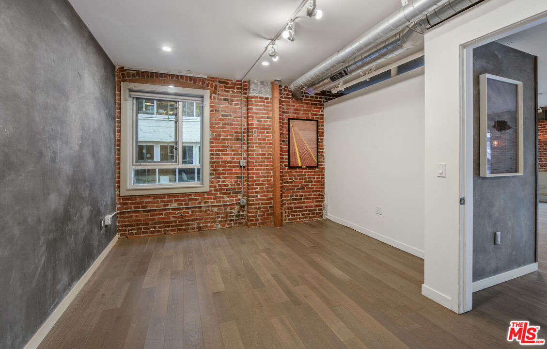 527 Molino St Unit: 202