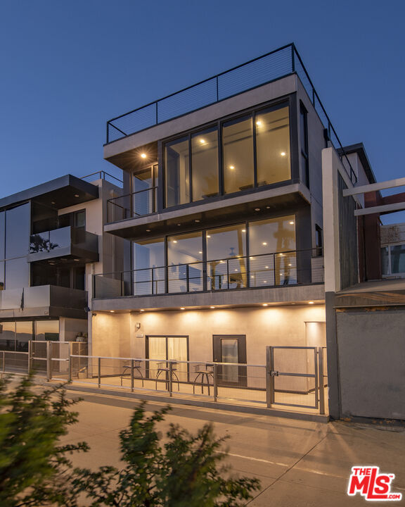 3011 Ocean Front Walk