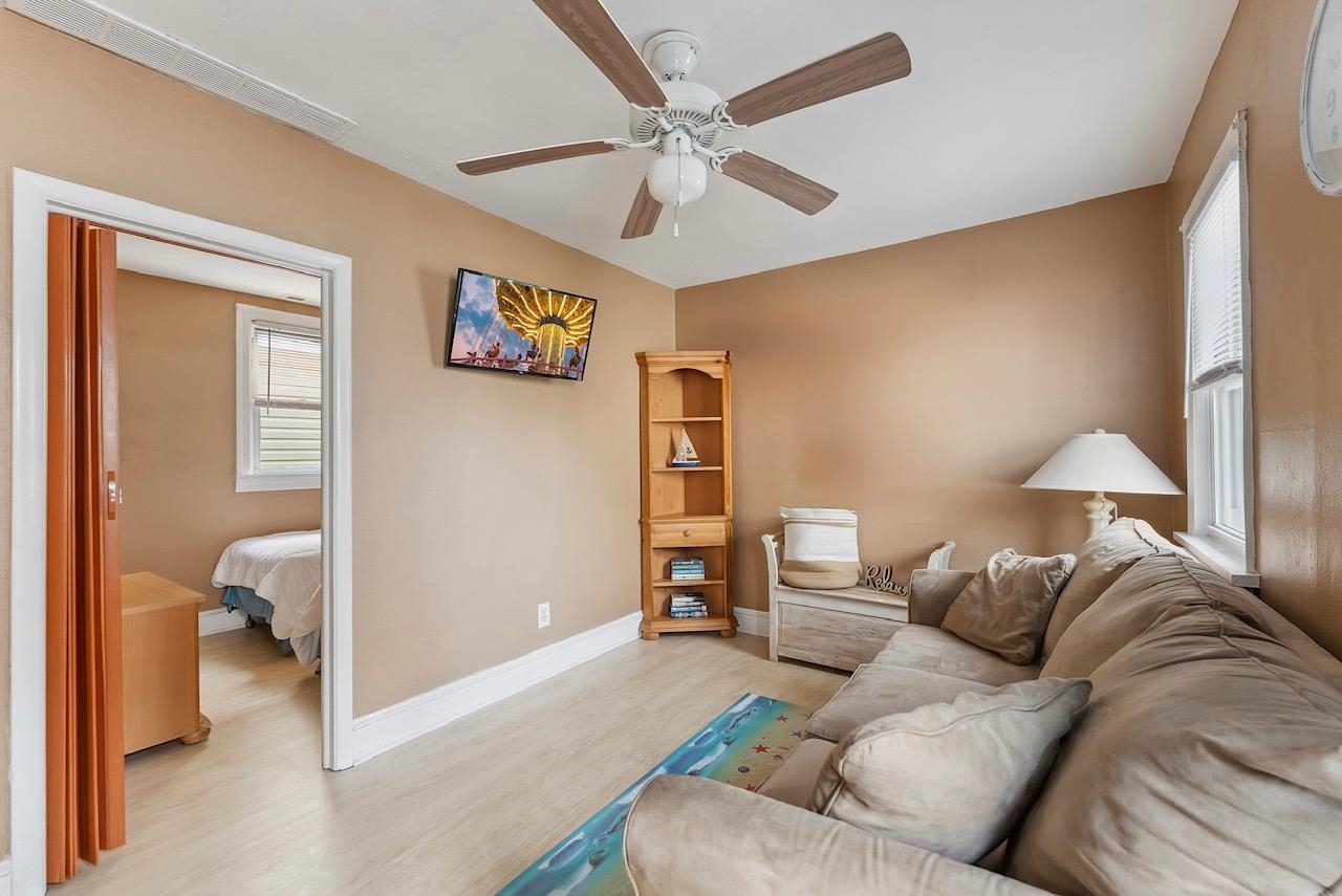 221 W 25th