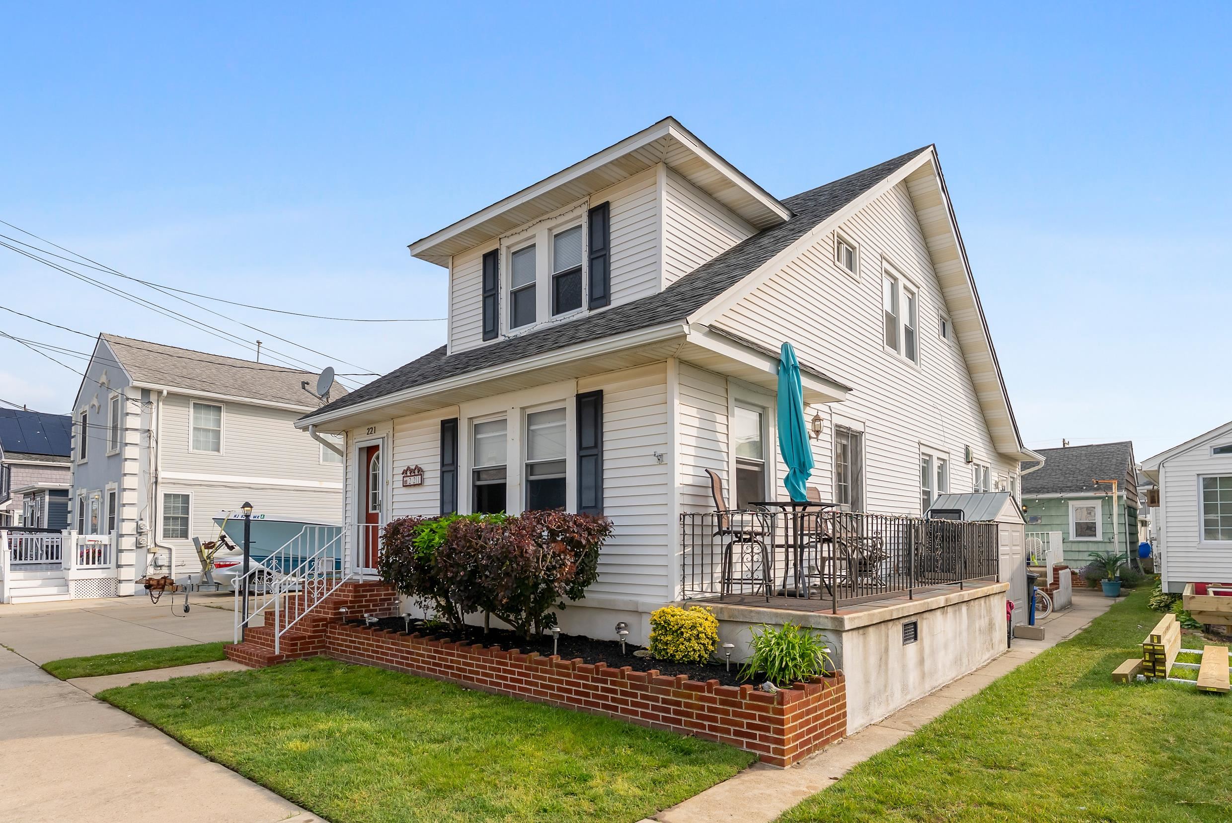 221 W 25th