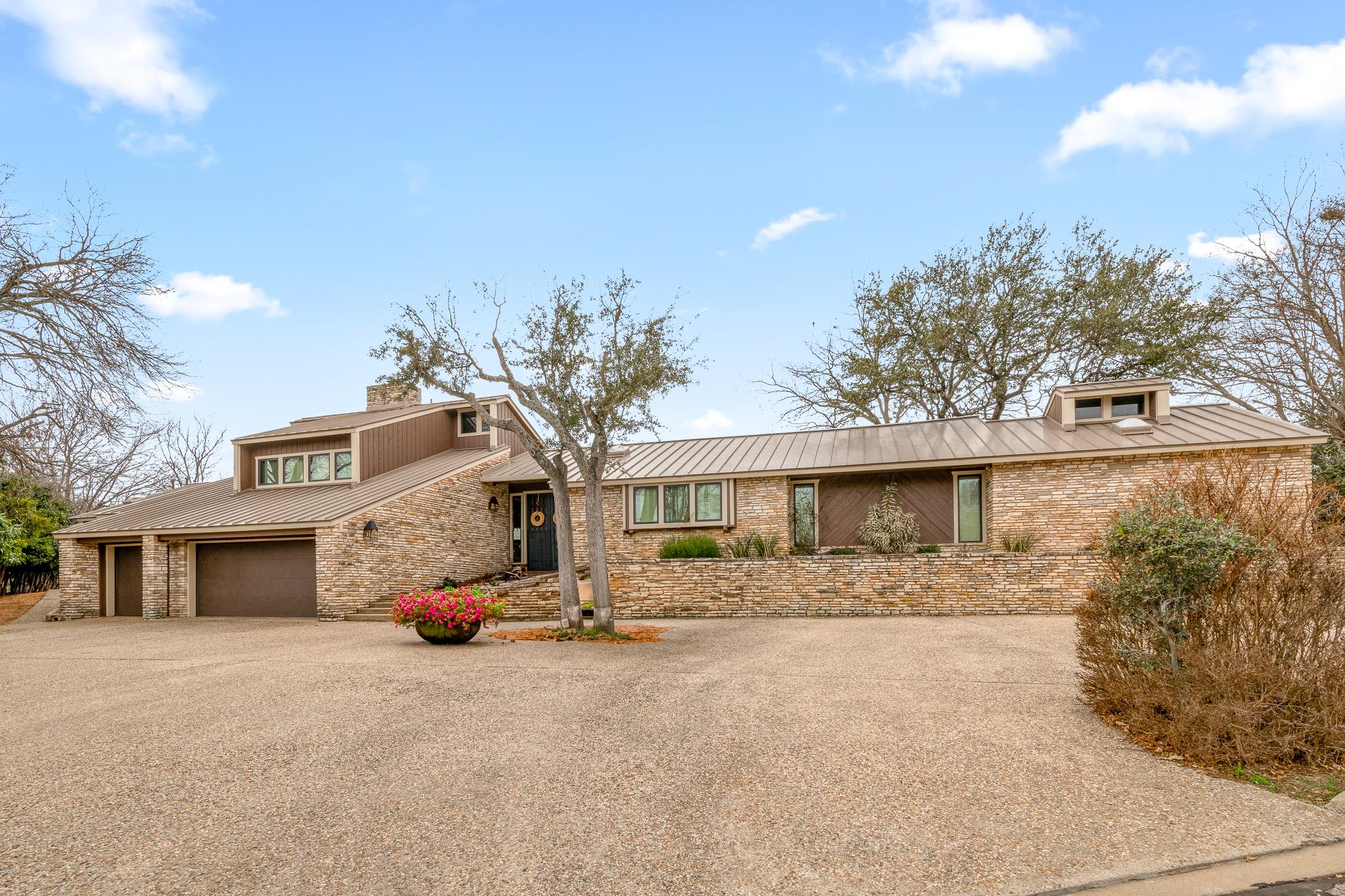 717 Oakland Hills LN