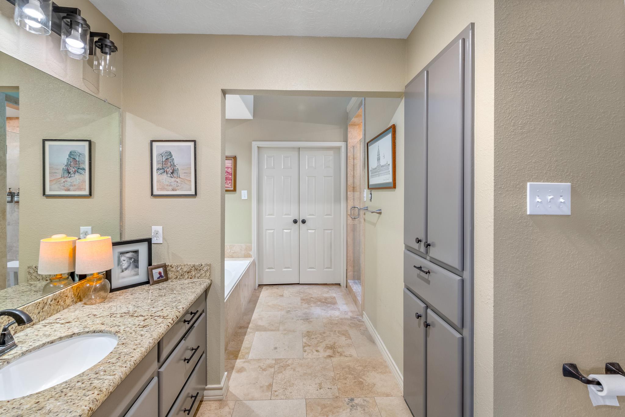 717 Oakland Hills LN