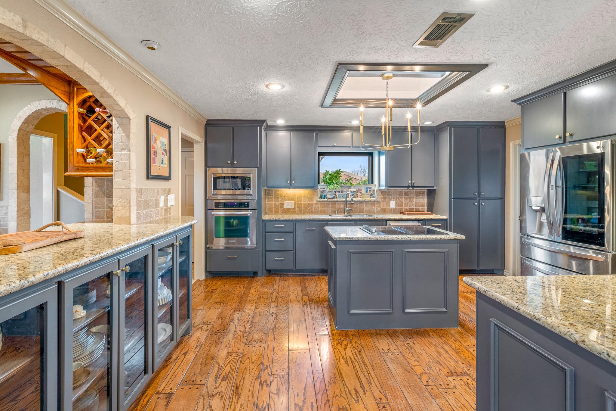 717 Oakland Hills LN