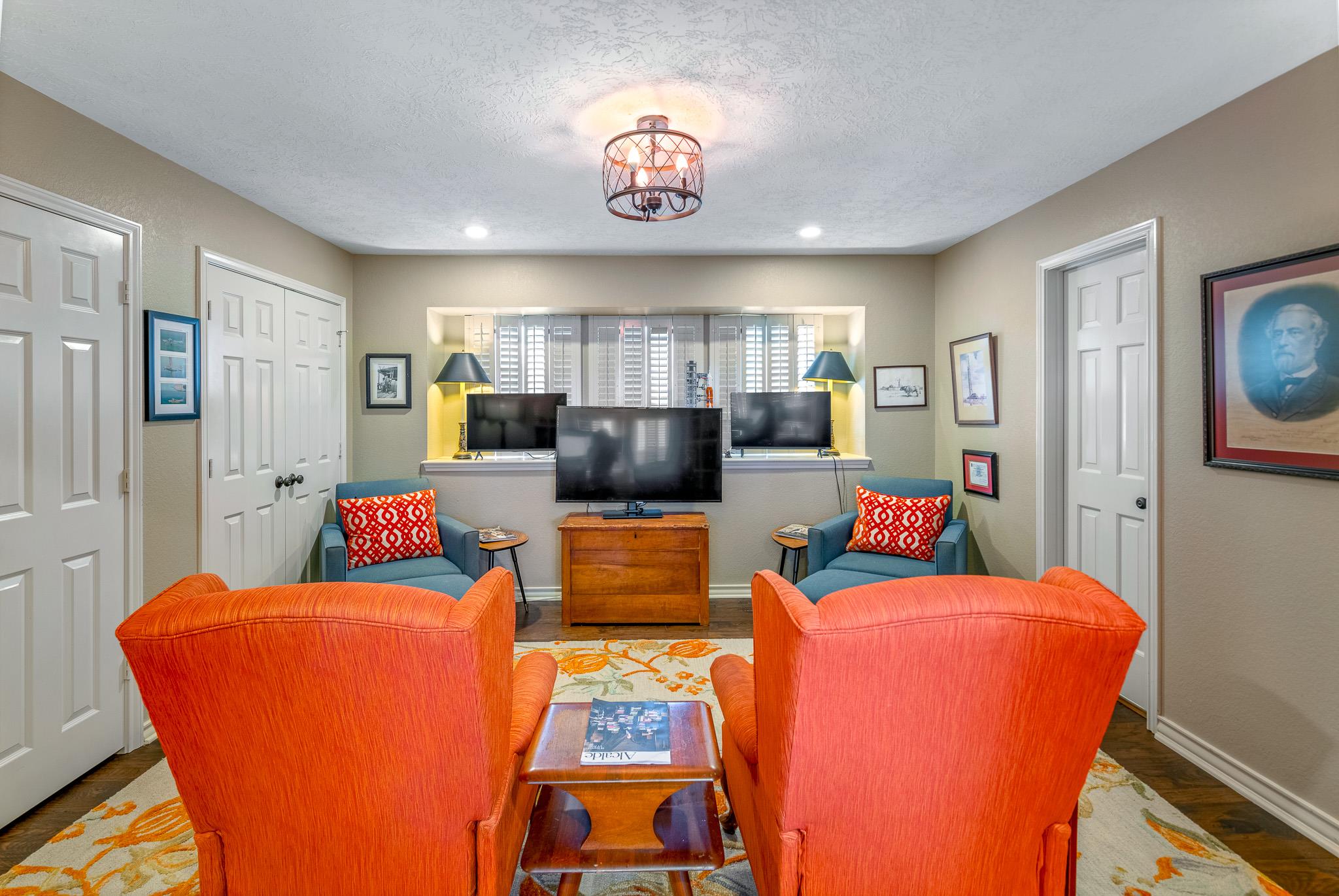 717 Oakland Hills LN