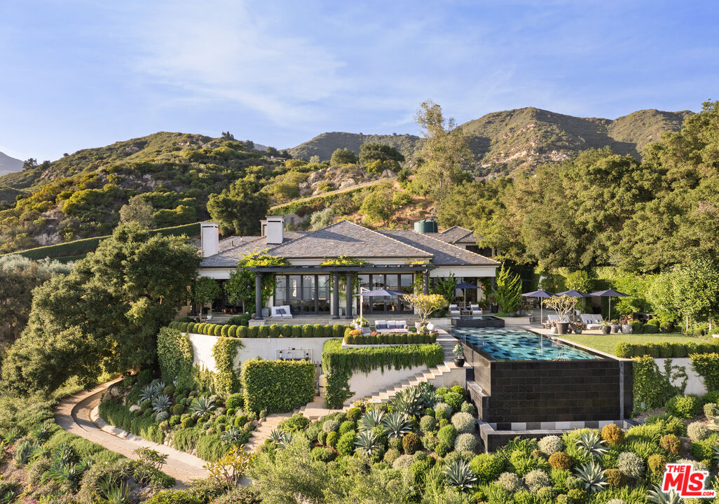 1140 E Mountain Dr