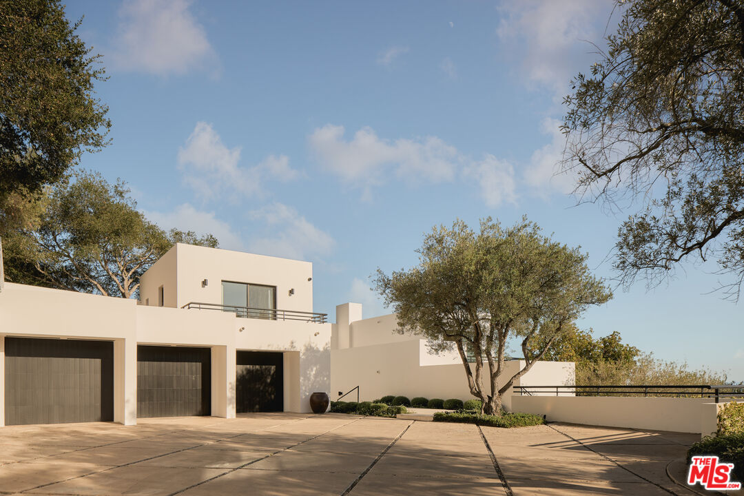 1130 E Mountain Dr