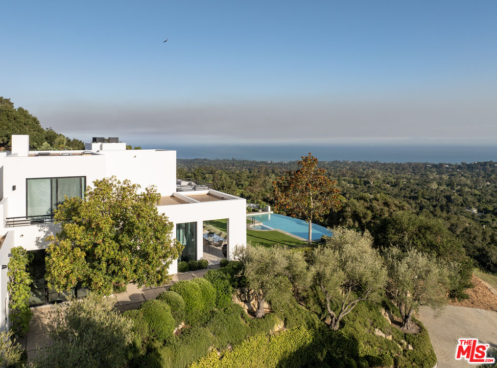 1130 E Mountain Dr