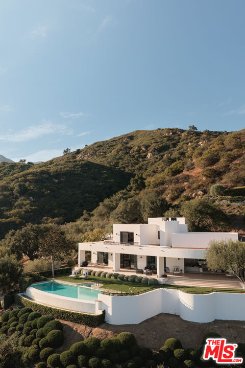 1130 E Mountain Dr