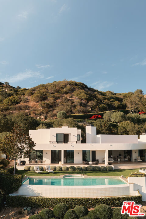 1130 E Mountain Dr