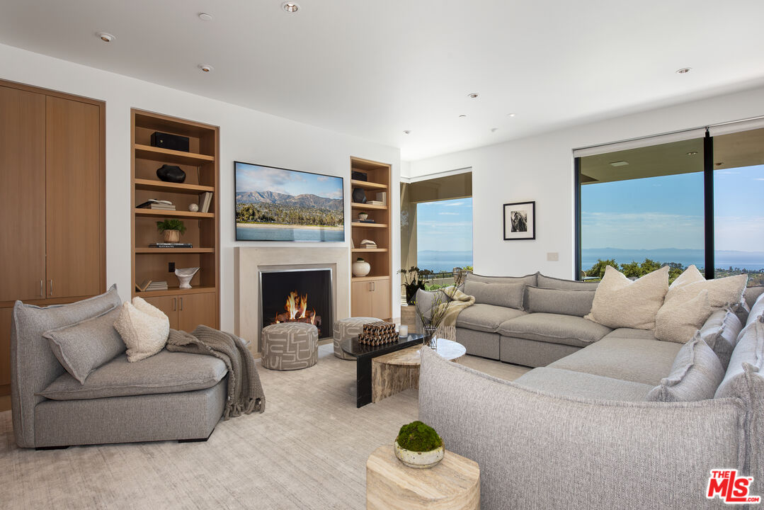 1130 E Mountain Dr
