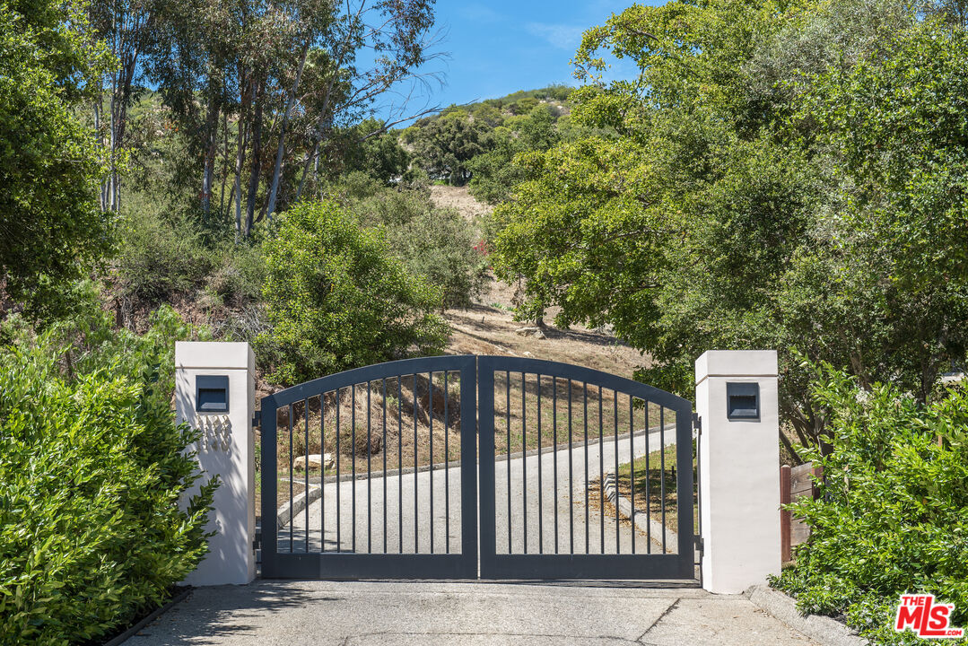 1130 E Mountain Dr