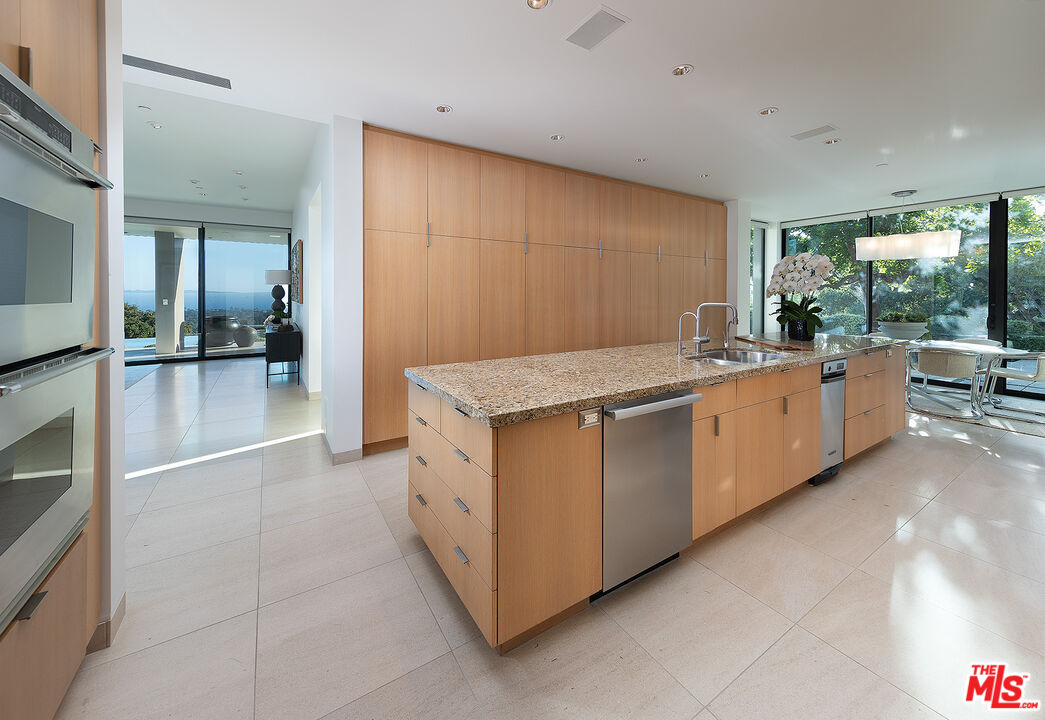 1130 E Mountain Dr