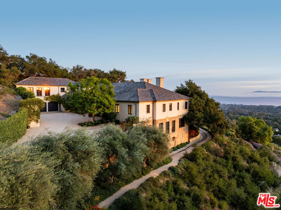 1140 E Mountain Dr