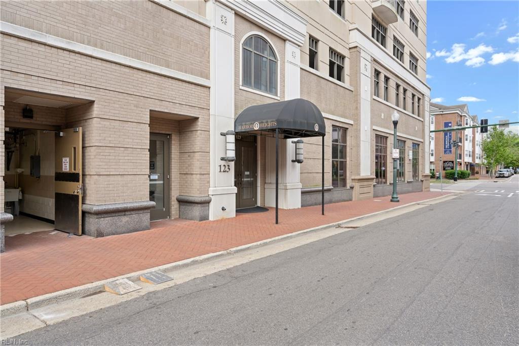123 College PL 1204
