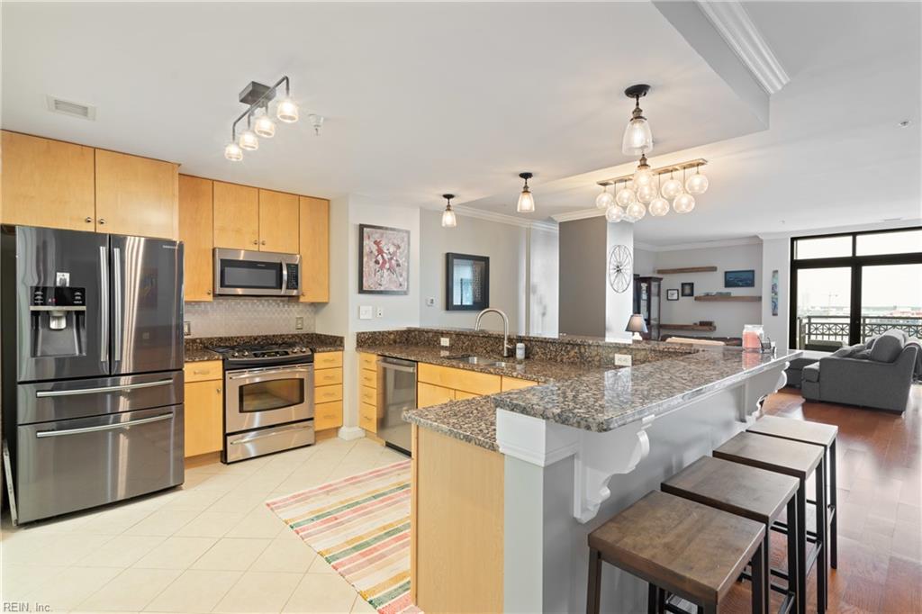 123 College PL 1204