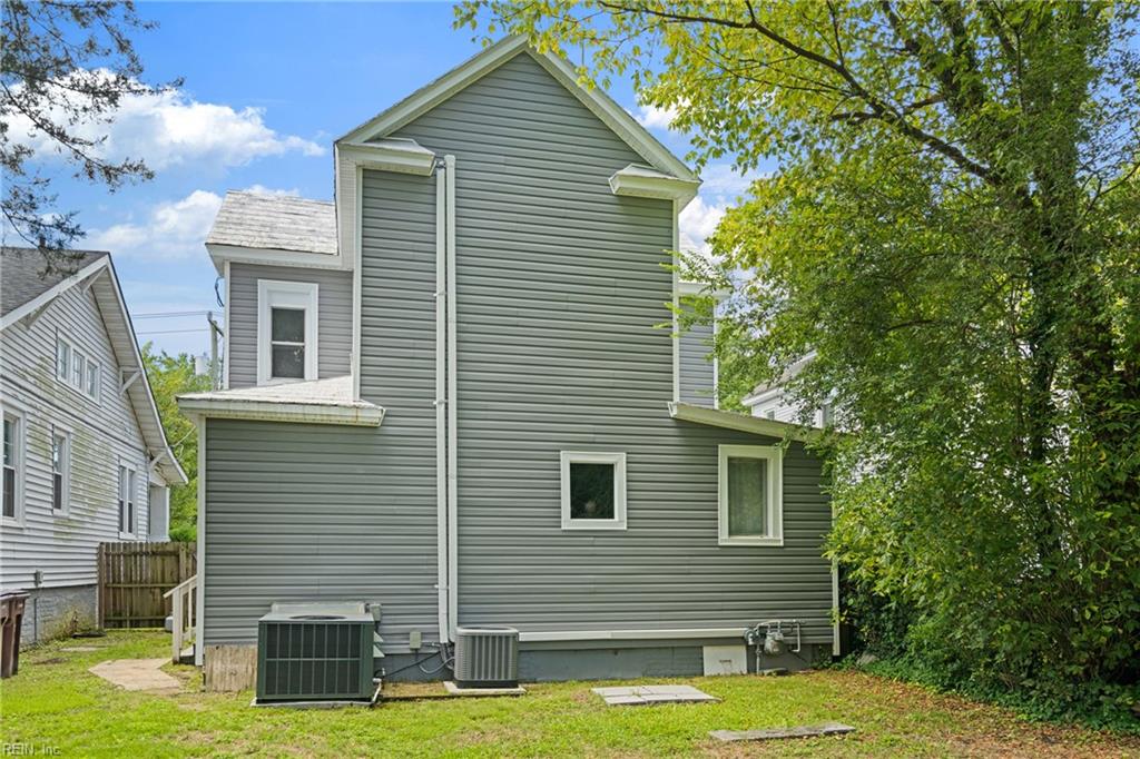 1421 Chesapeake AVE