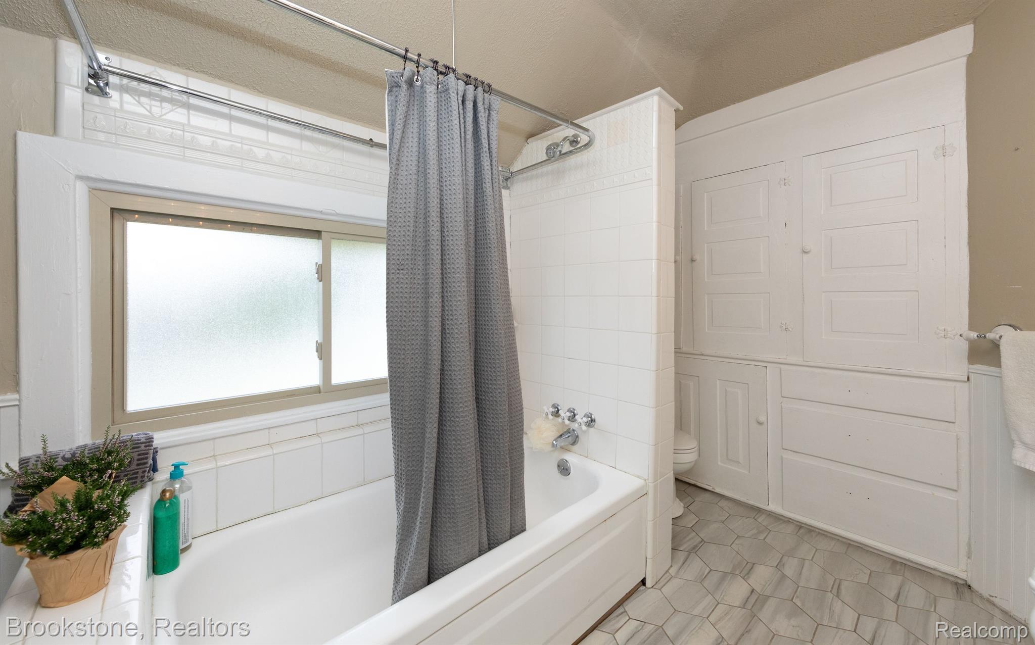 304 W WASHINGTON Street