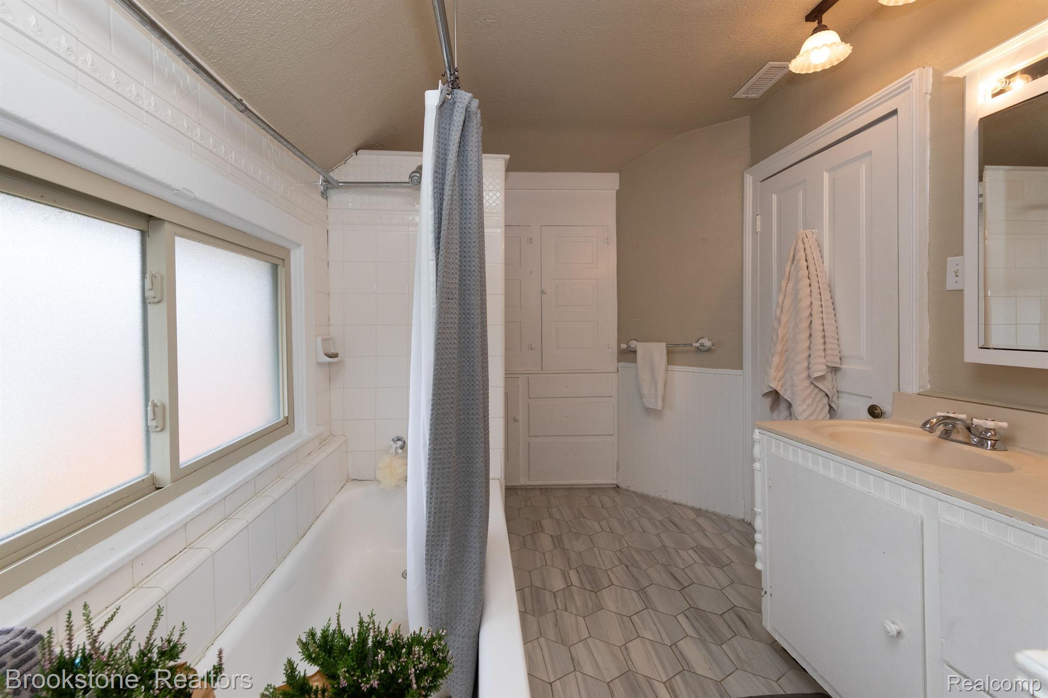 304 W WASHINGTON Street