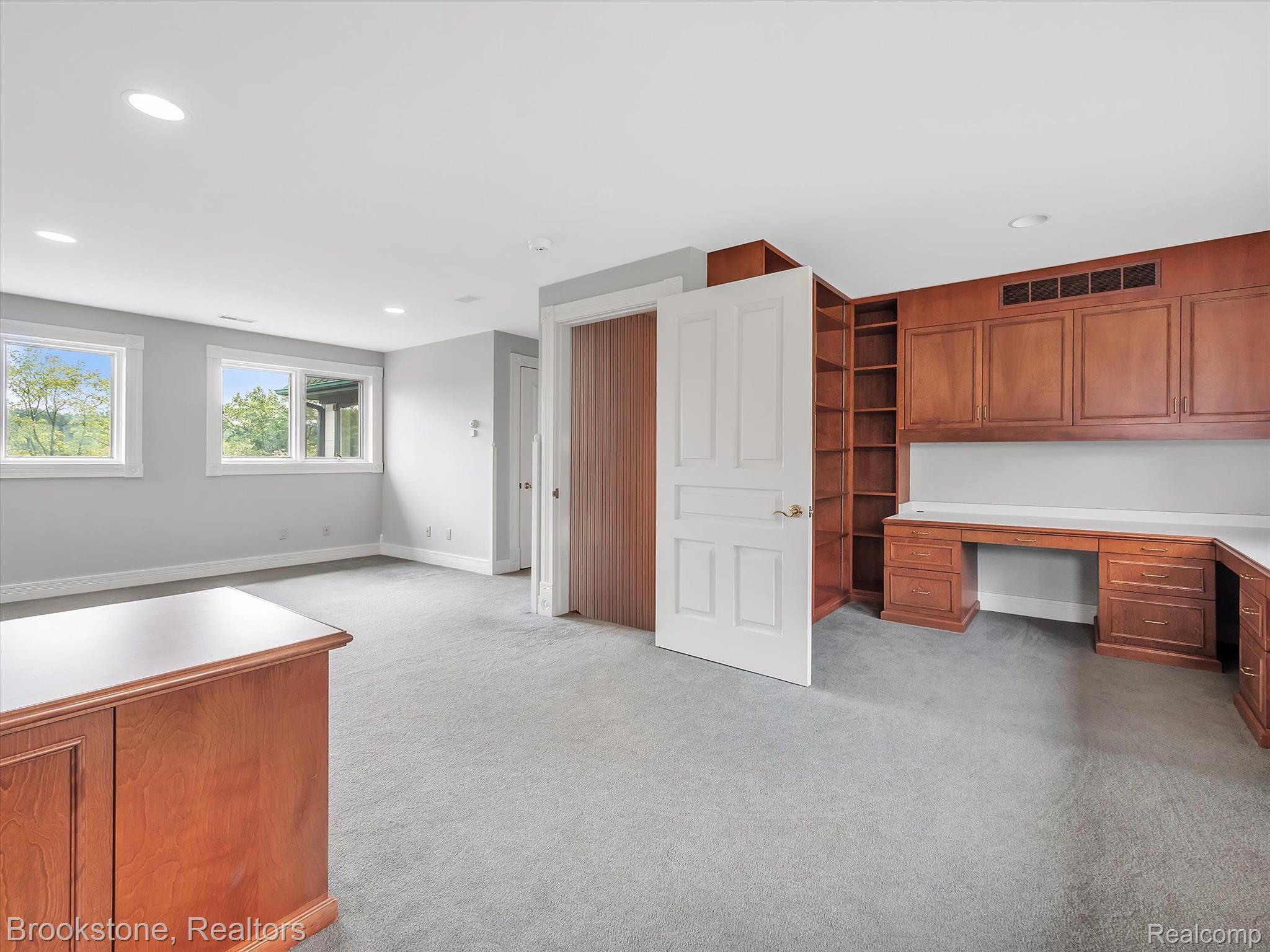 2948 MORROW Lane