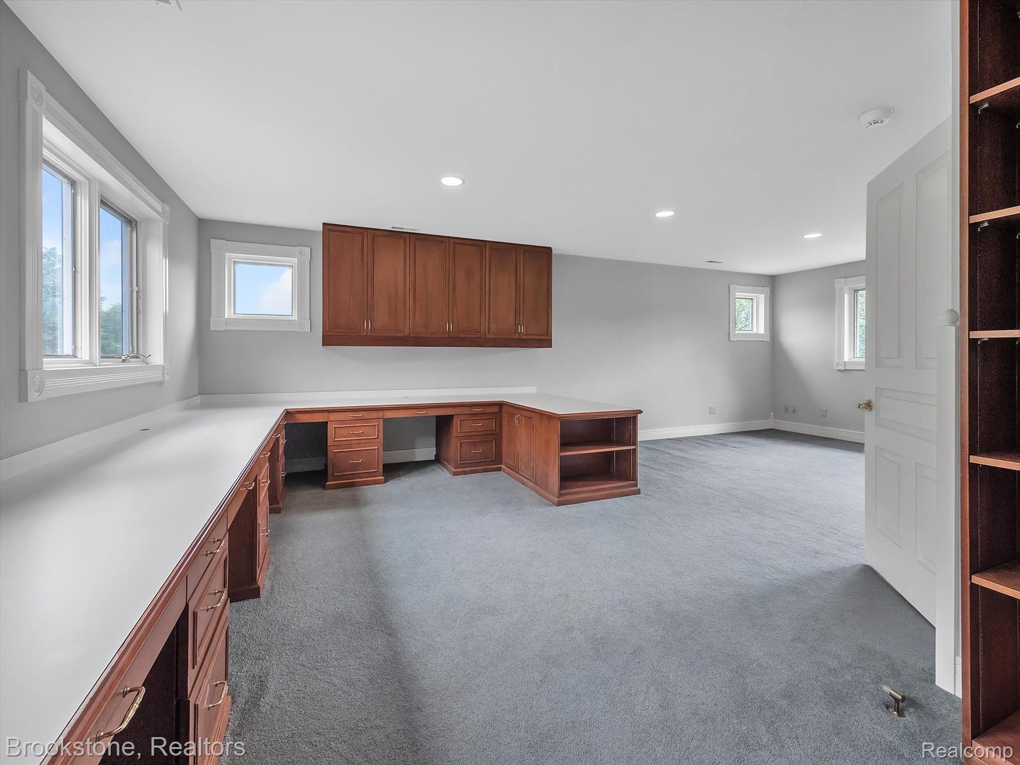 2948 MORROW Lane