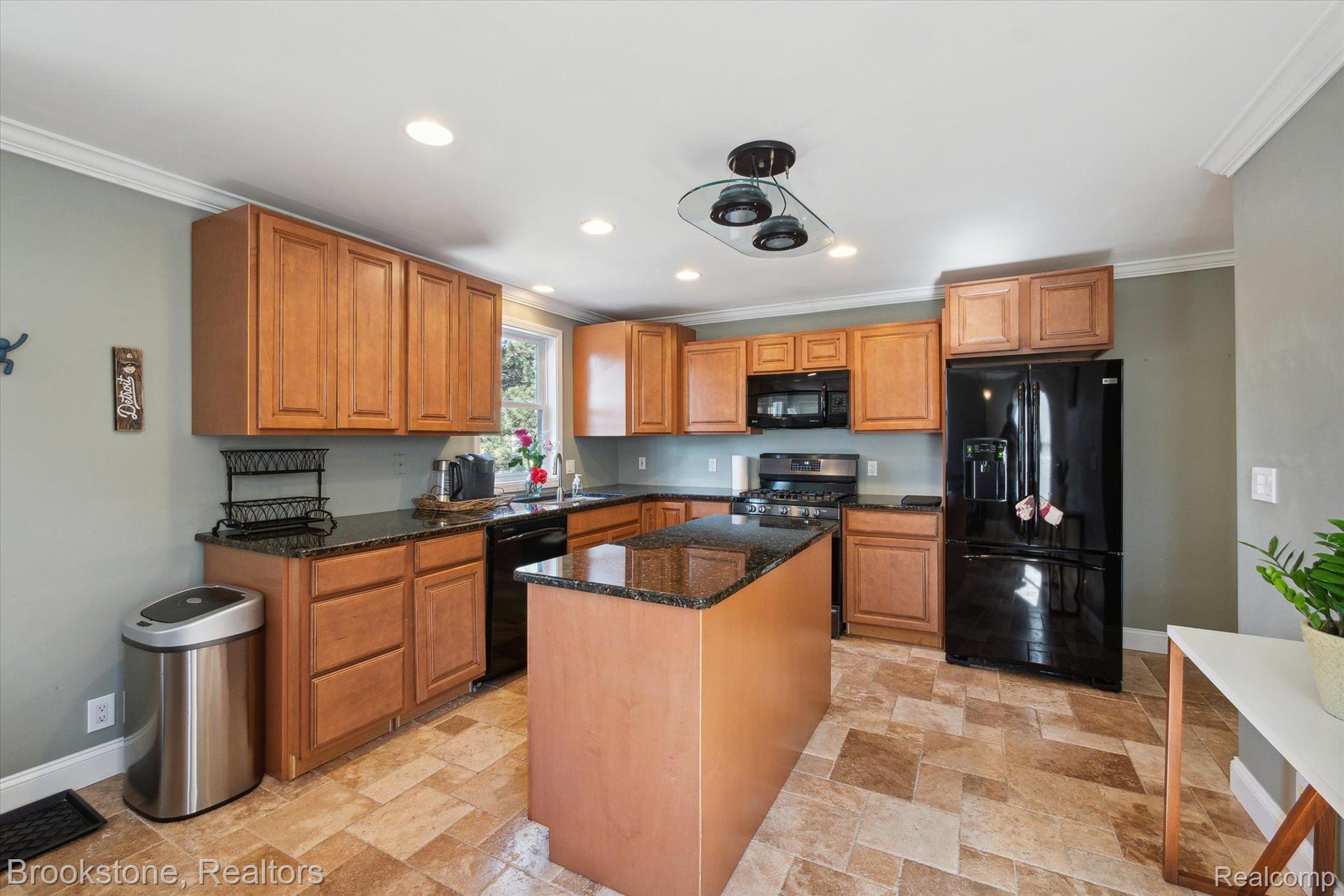 419 N WASHINGTON Avenue