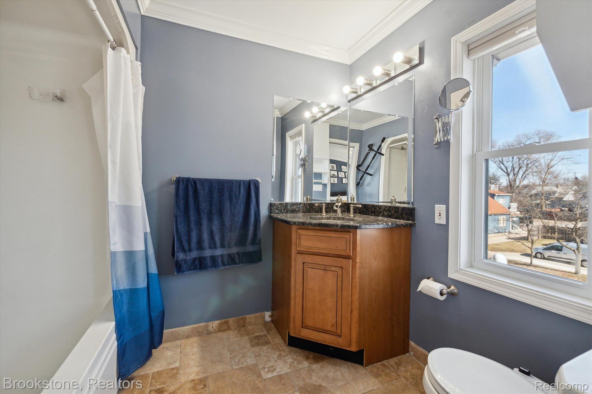 419 N WASHINGTON Avenue