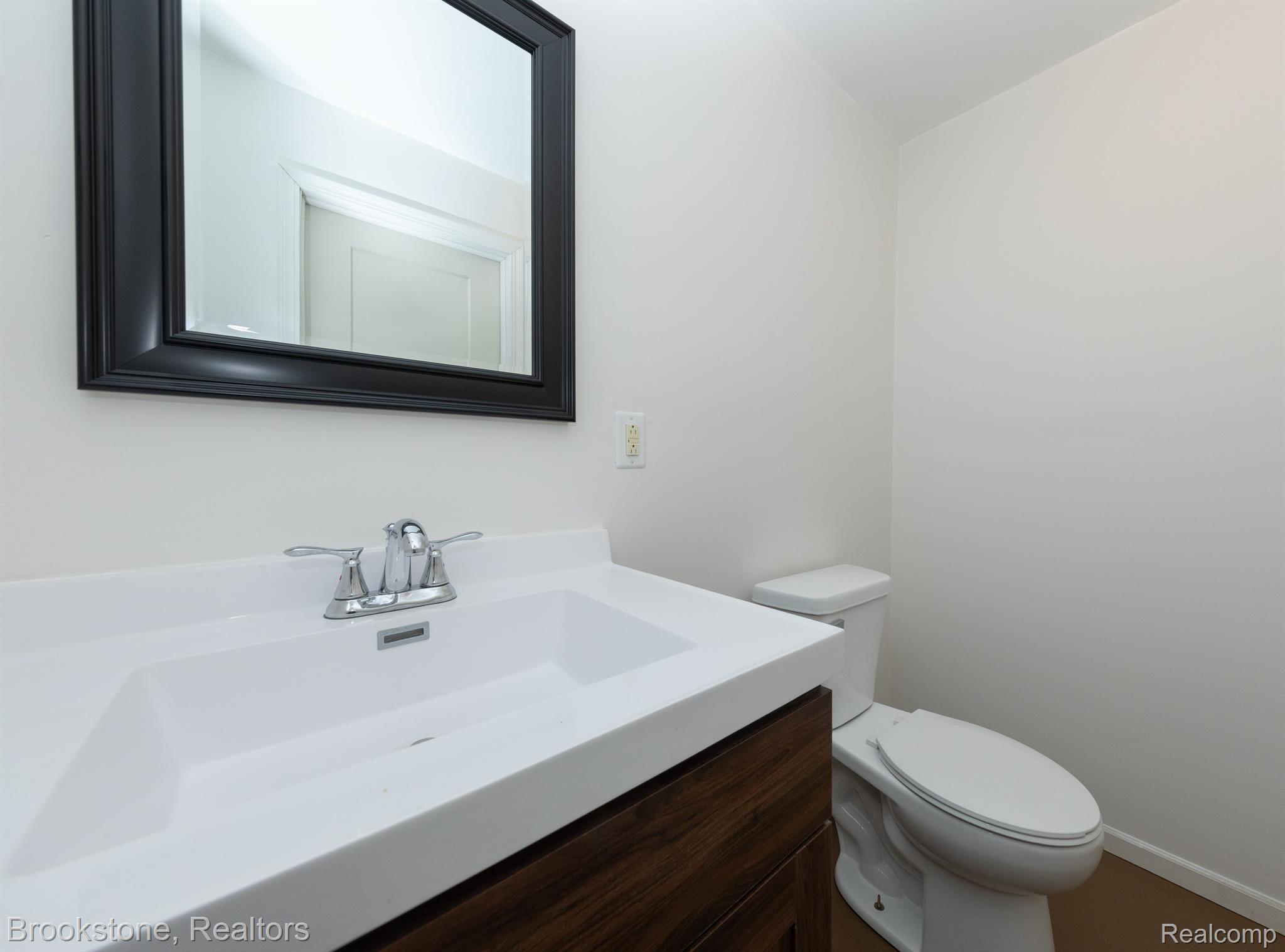 9978 PEBBLE CREEK CT