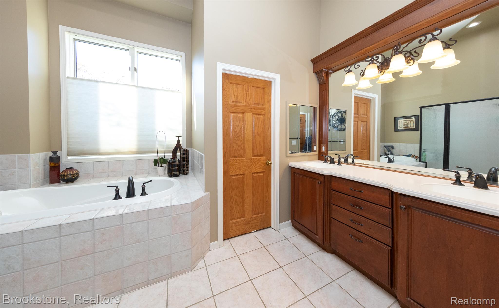 9978 PEBBLE CREEK CT