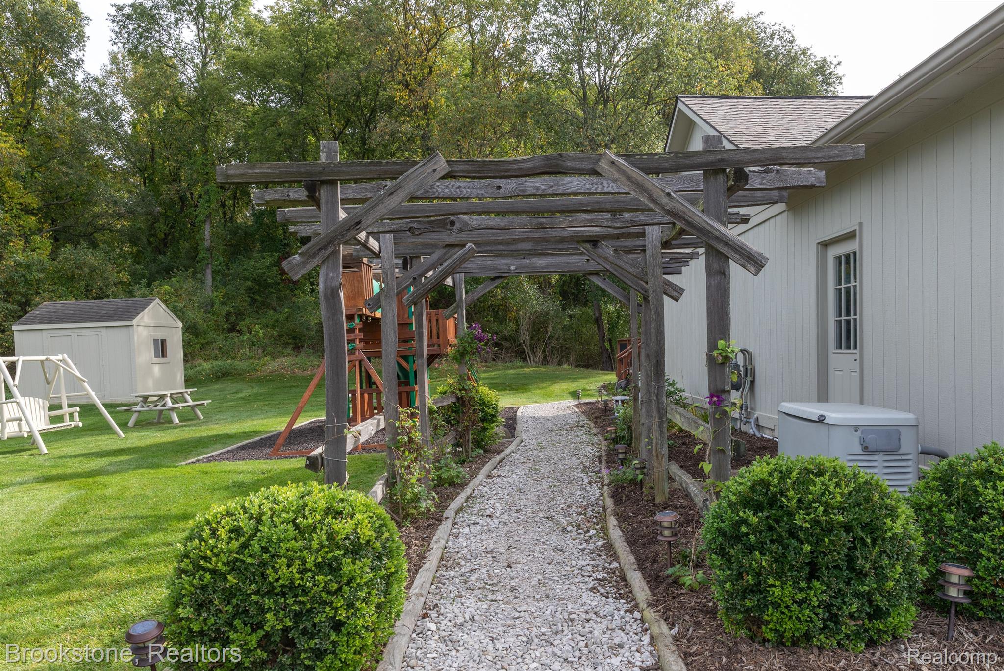 8558 RIDGEVIEW