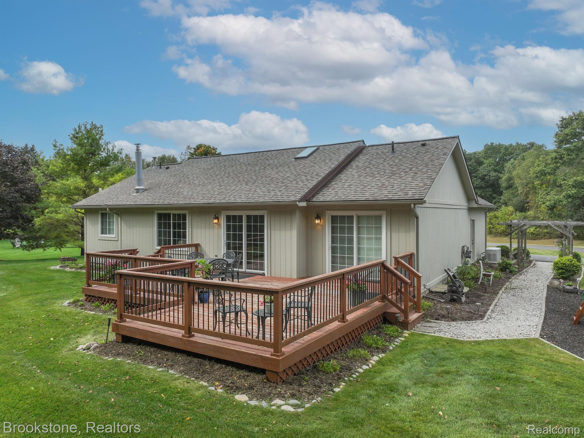 8558 RIDGEVIEW