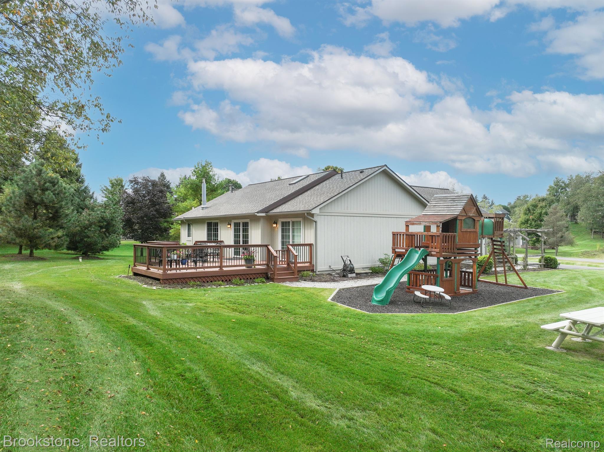 8558 RIDGEVIEW