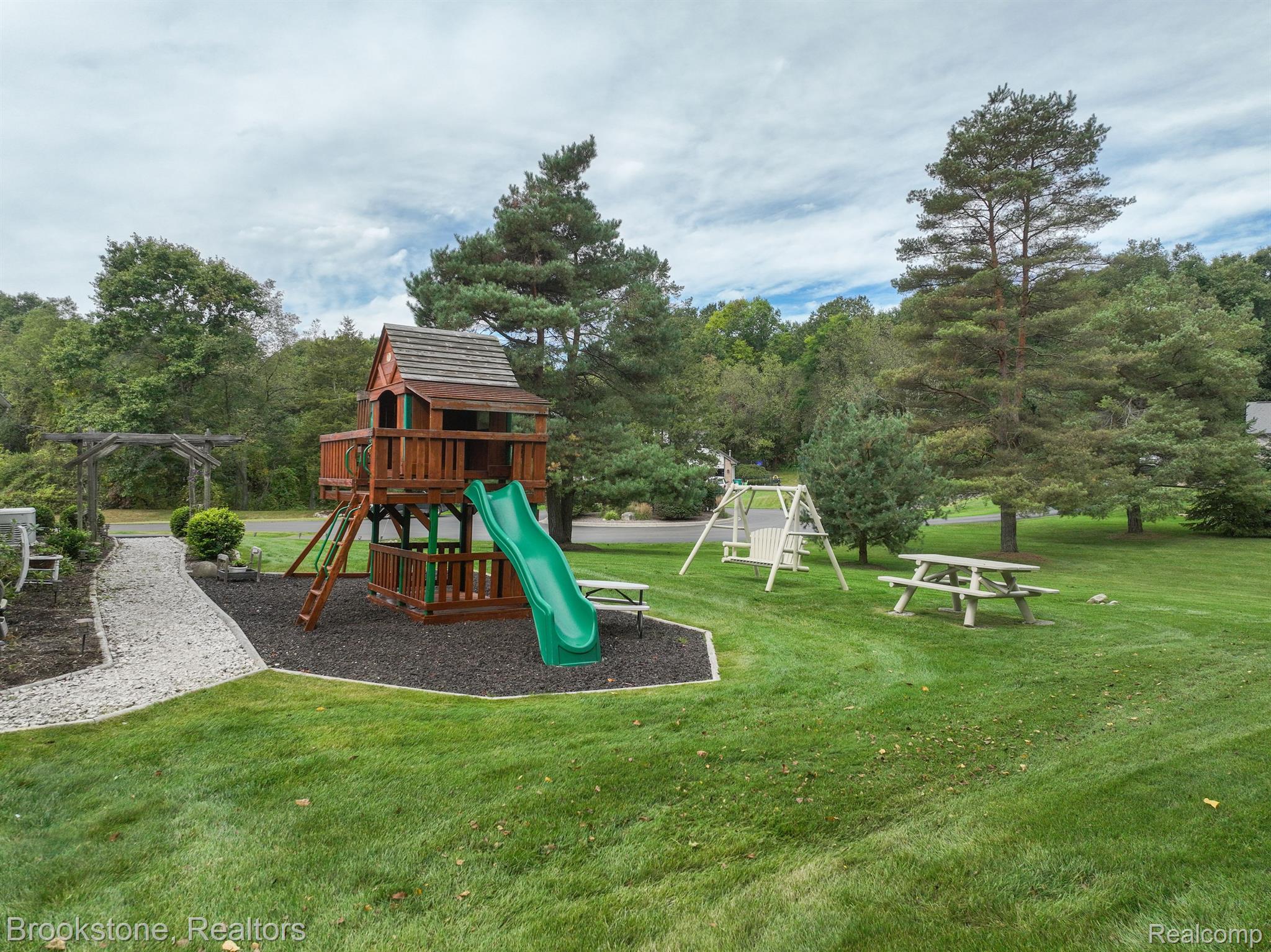 8558 RIDGEVIEW