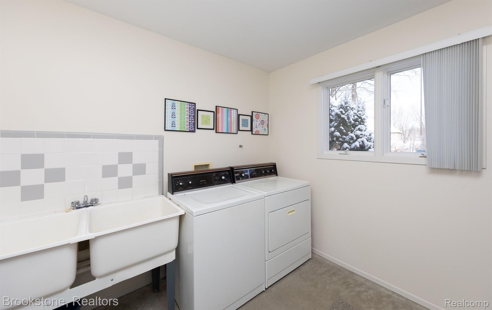 9865 KINGSTON Ridge