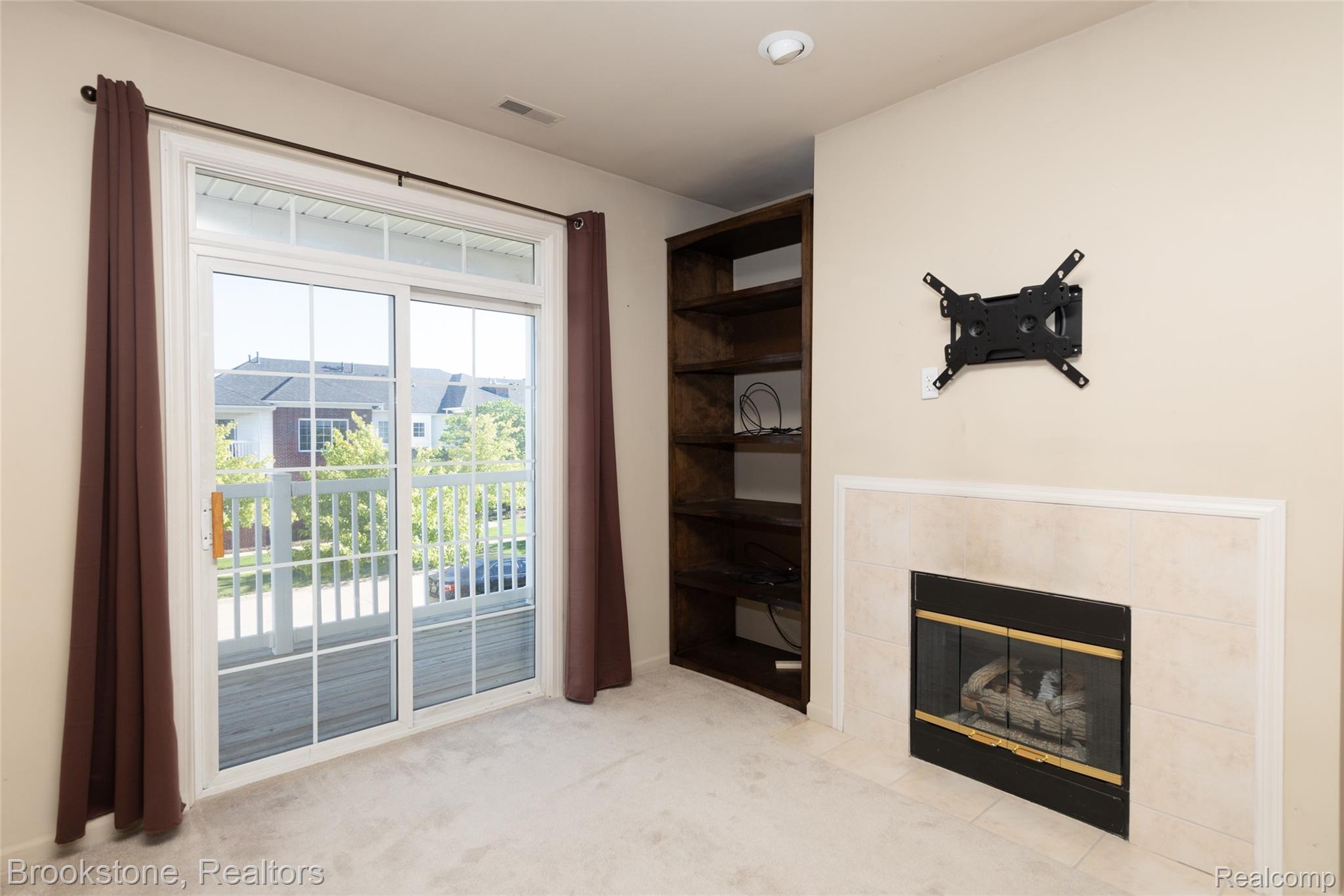 5577 TWIN OAKS Drive