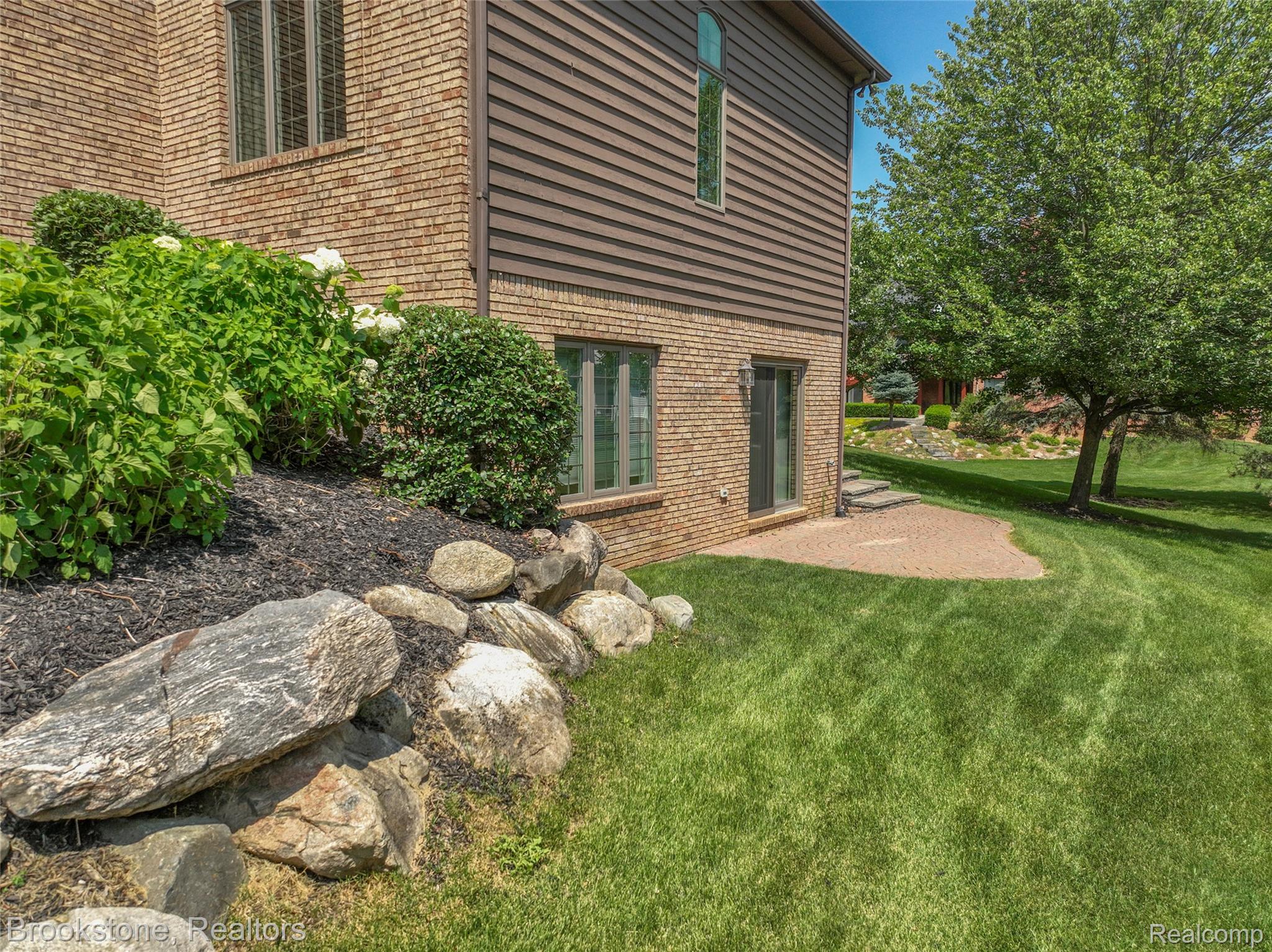 6871 Berry Pointe Drive