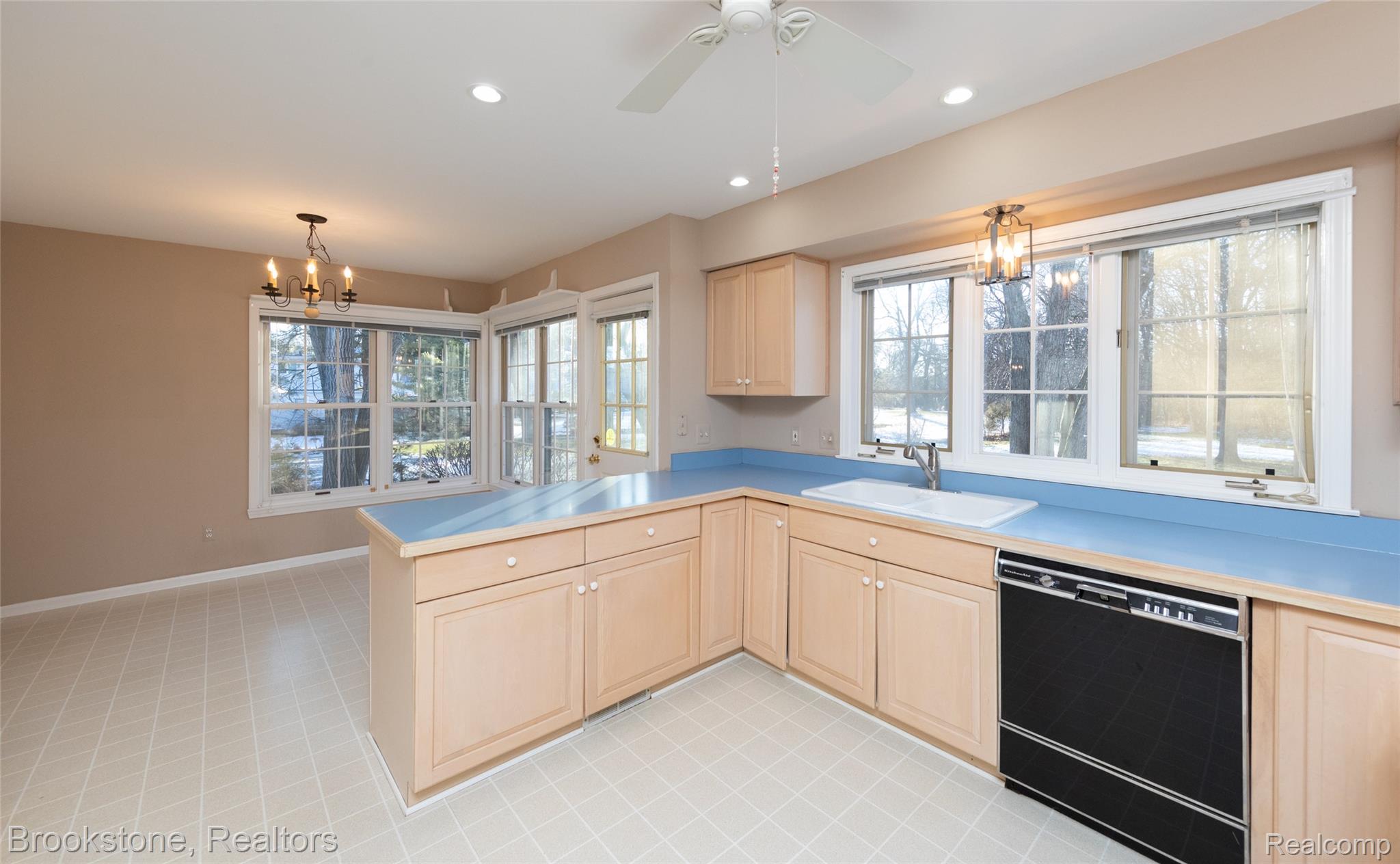 2734 LENOX