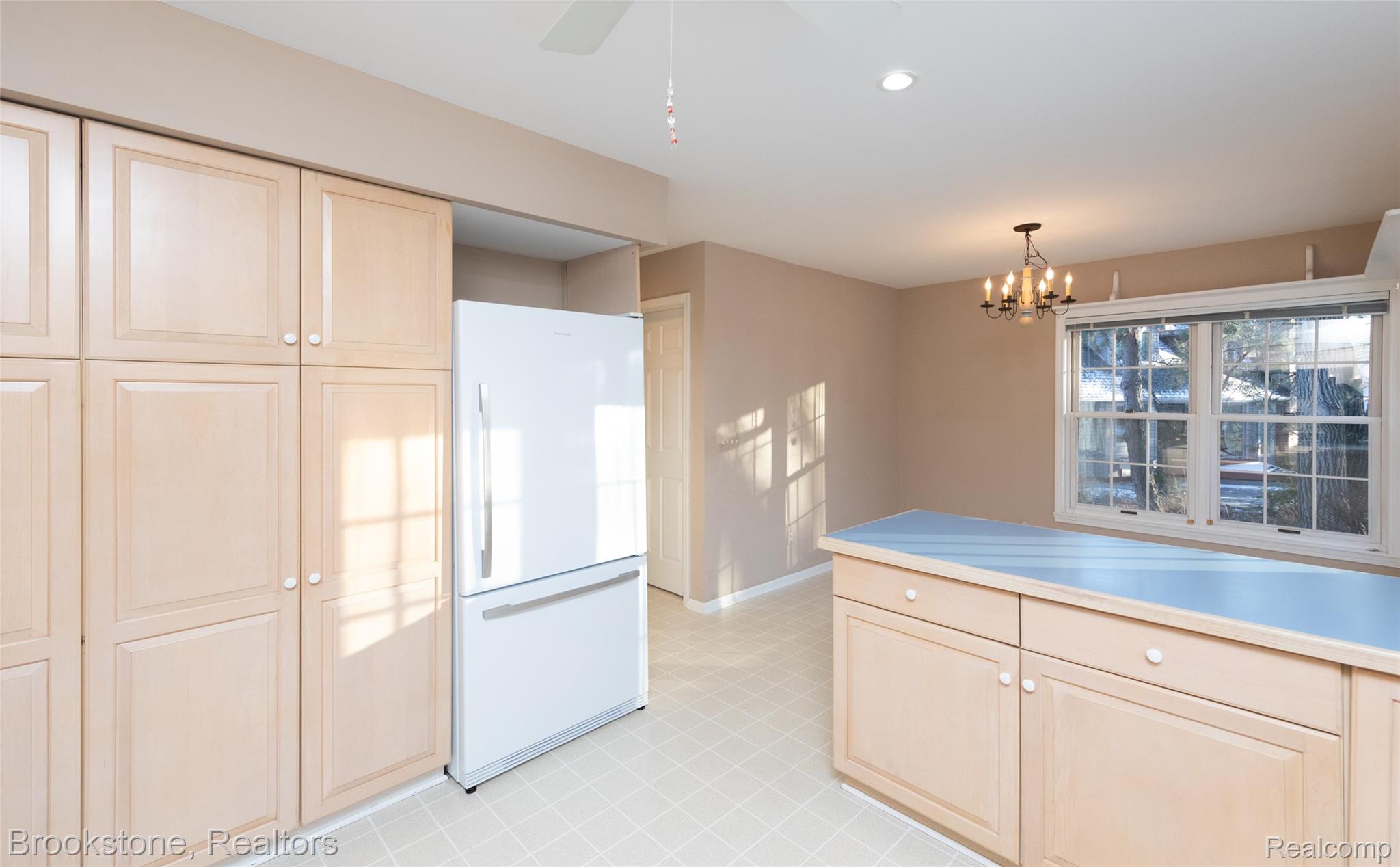 2734 LENOX
