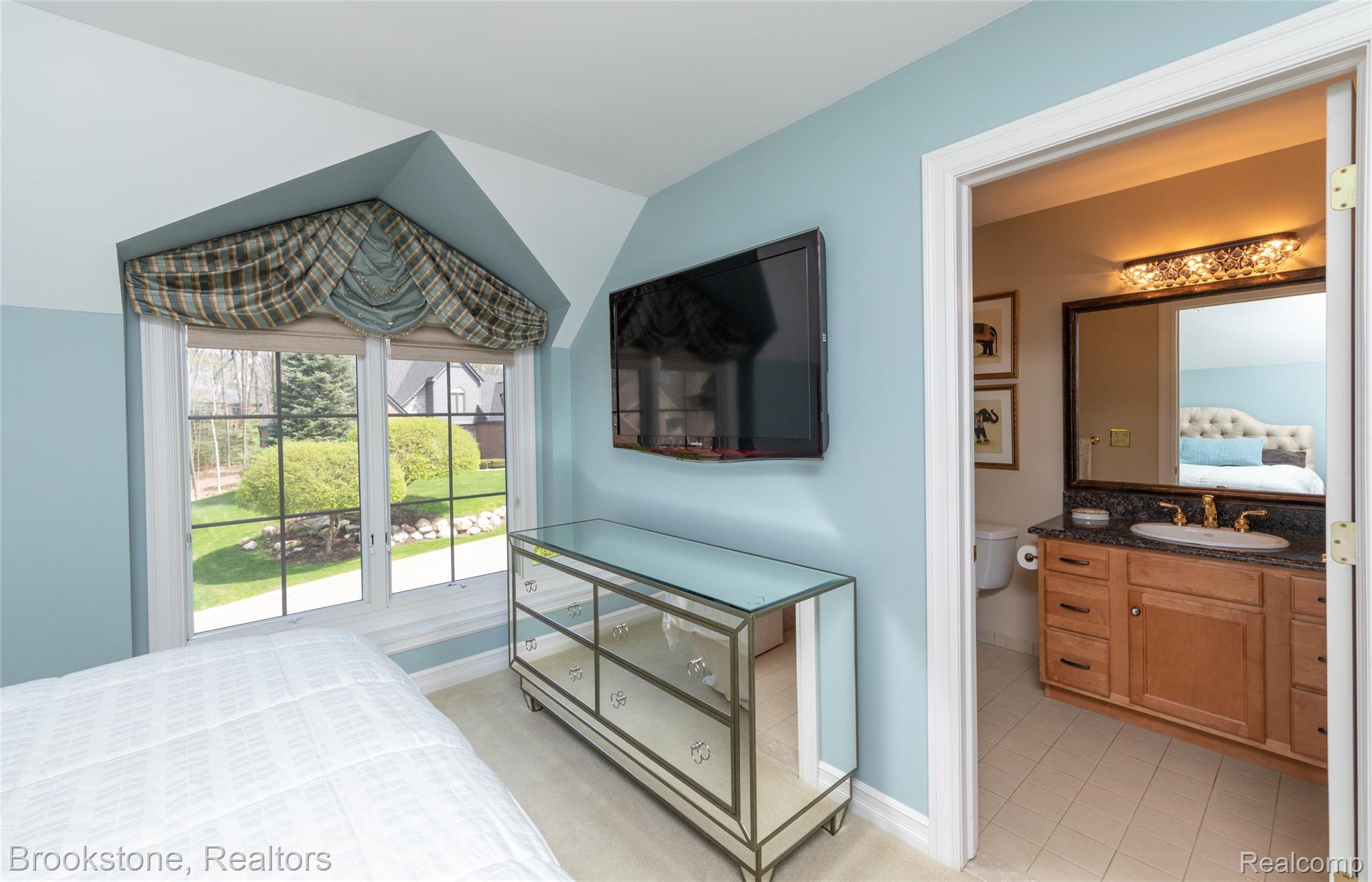 9811 KINGSTON POINTE