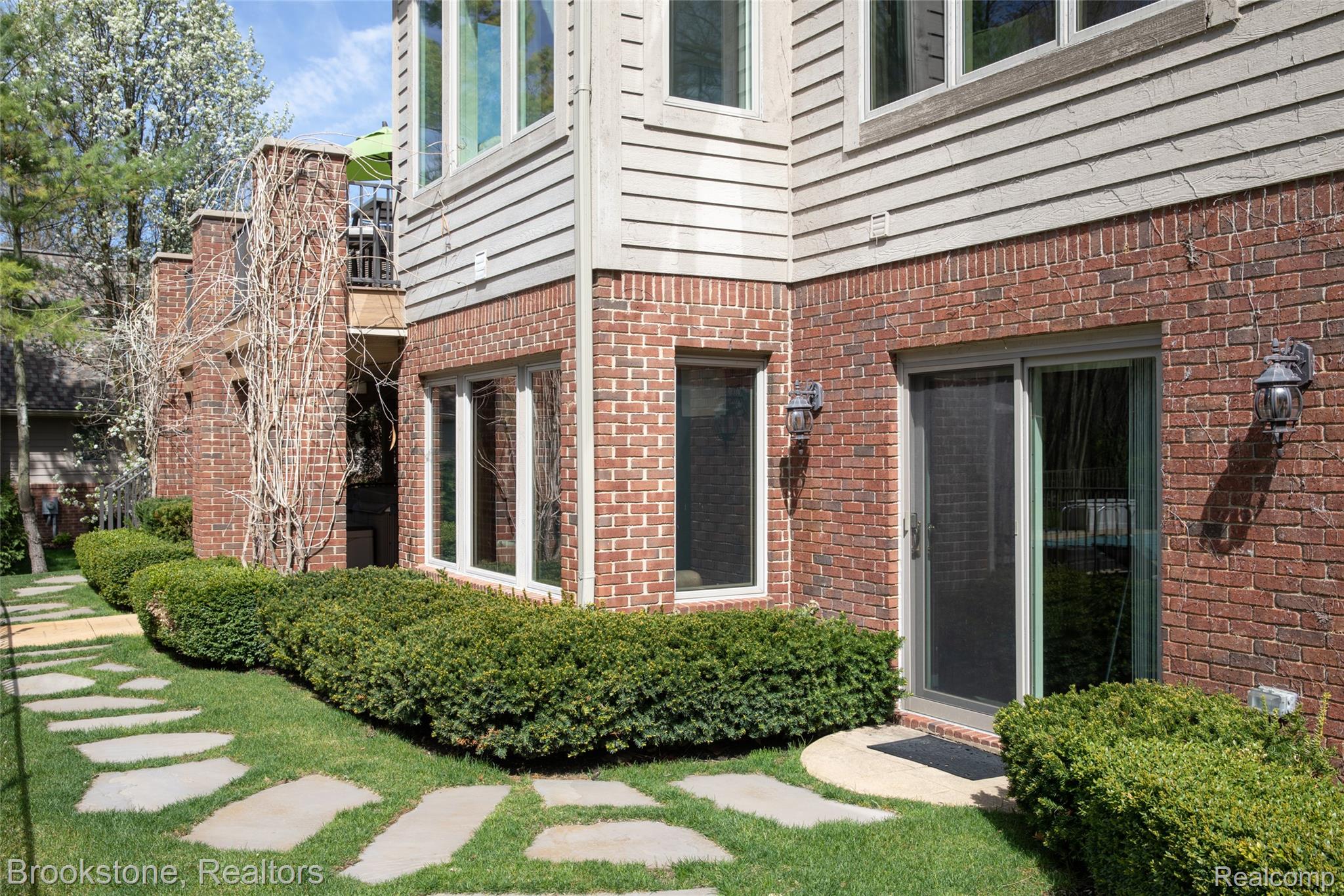 9811 KINGSTON POINTE