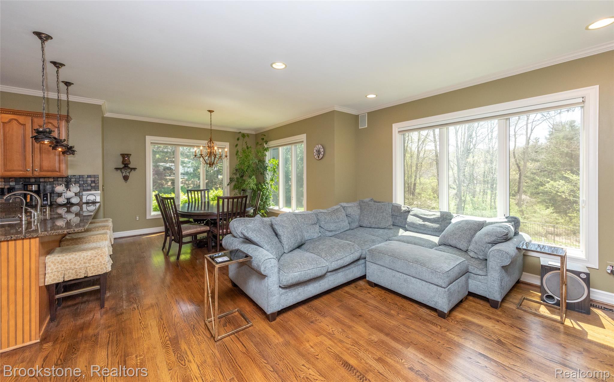 9811 KINGSTON POINTE