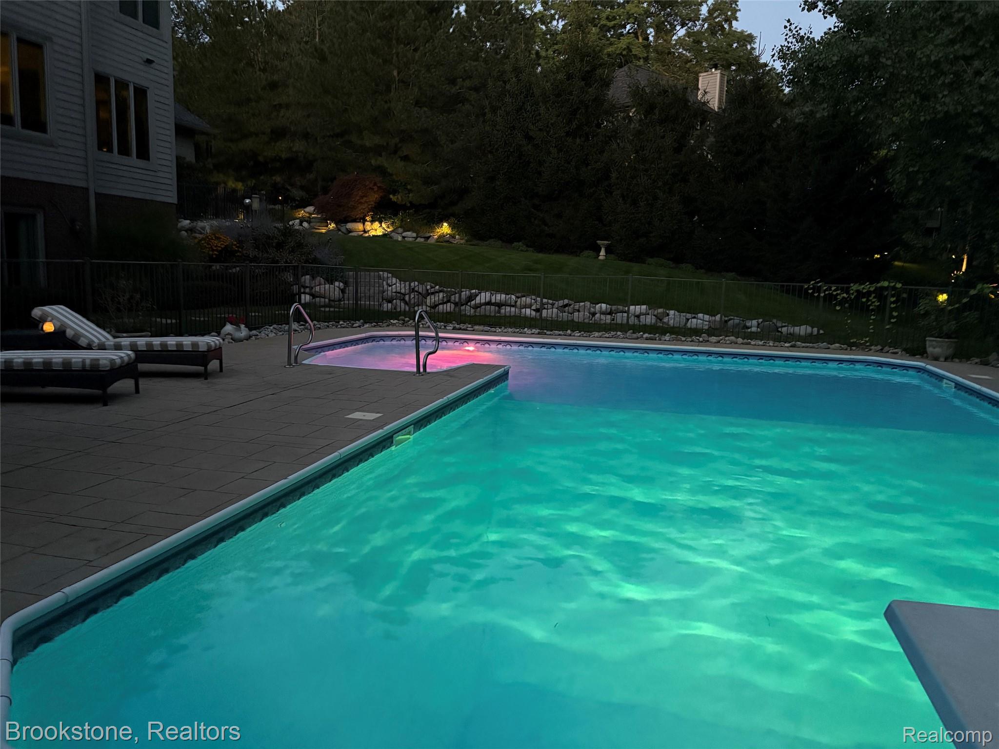 9811 KINGSTON POINTE