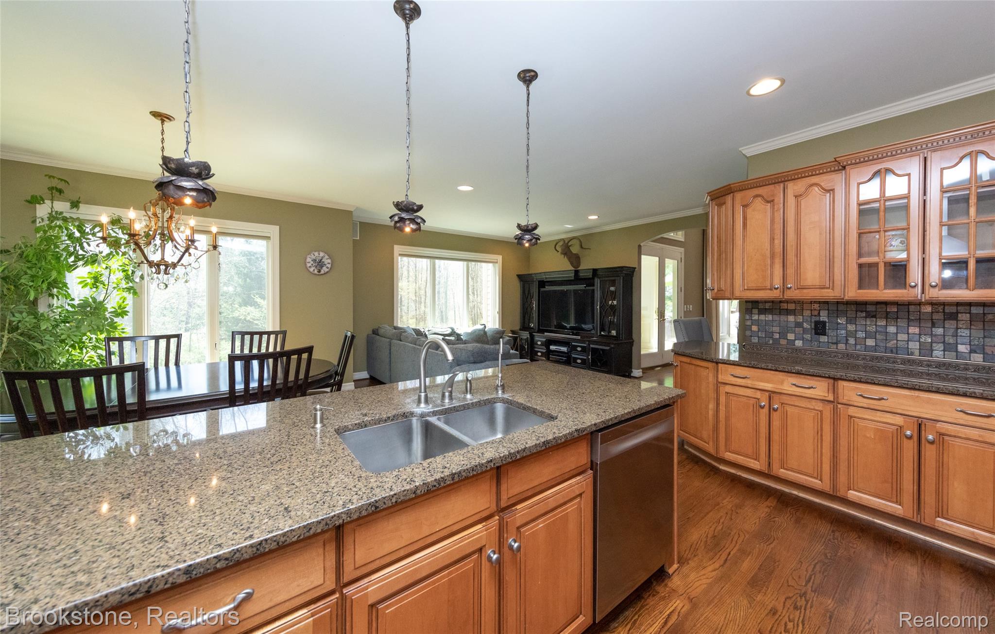 9811 KINGSTON POINTE