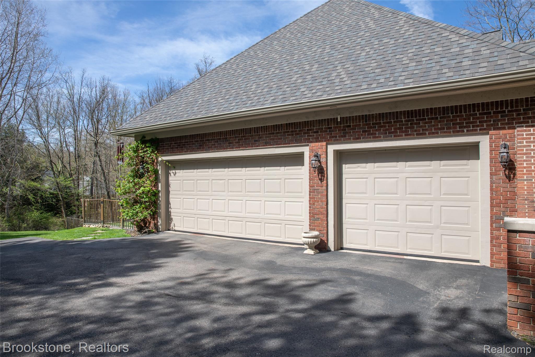 9811 KINGSTON POINTE